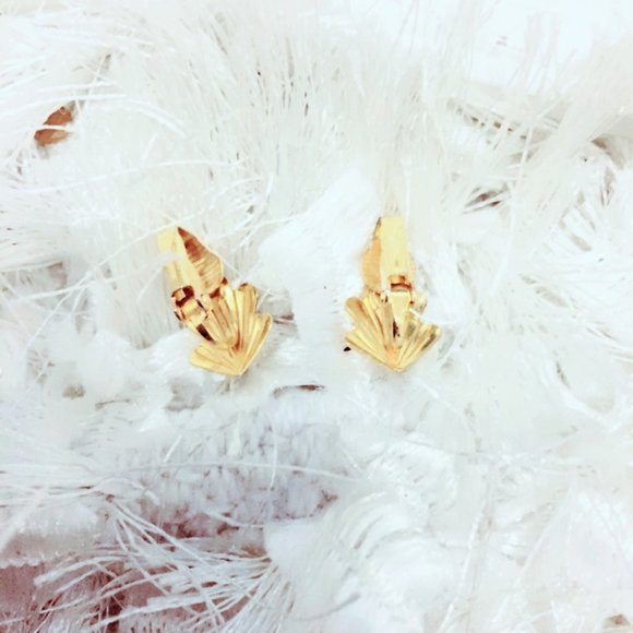 Vintage Jewelry - Gold Leaf Clip On Earrings